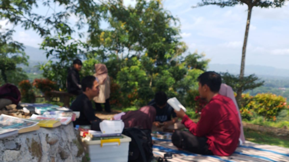 Peserta diskusi Sekutu Buku di Monumen Bendungan Soedirman, Tapen, Banjarnegara